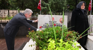 Şehitler ve Deprem Şehitleri Kabirleri Başında Dualarla Anıldı