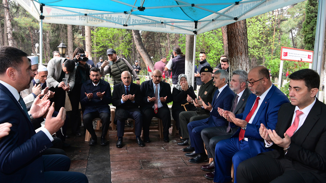 Şehitler ve Deprem Şehitleri Kabirleri Başında Dualarla Anıldı