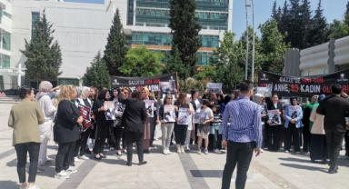AK Parti Kadın Kolları Teşkilatı Gazze'deki Anneler İçin Meydanda Toplandı
