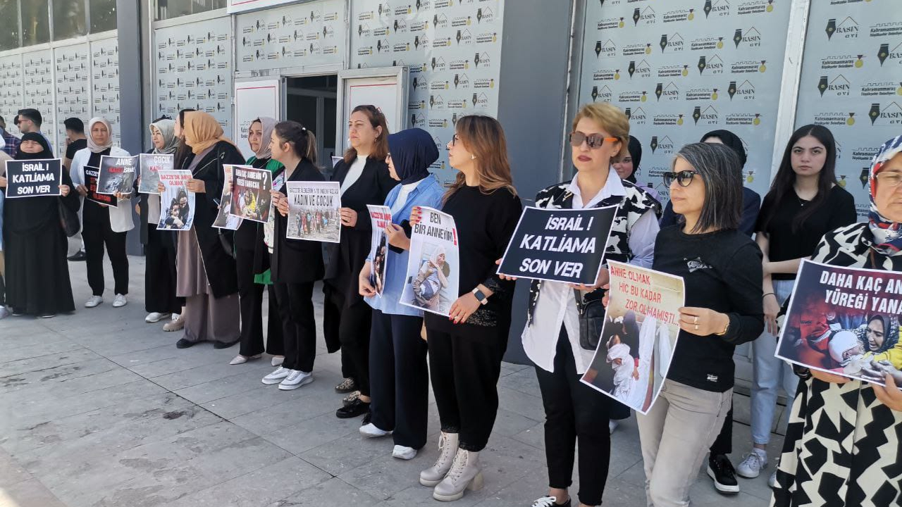 AK Parti Kadın Kolları Teşkilatı Gazze'deki Anneler İçin Meydanda Toplandı