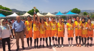 Batı Mahalleleri Ortaokullar Arası Kız Voleybol Turnuvası'nda Karadere Harmancık Ortaokulu Şampiyon Oldu!