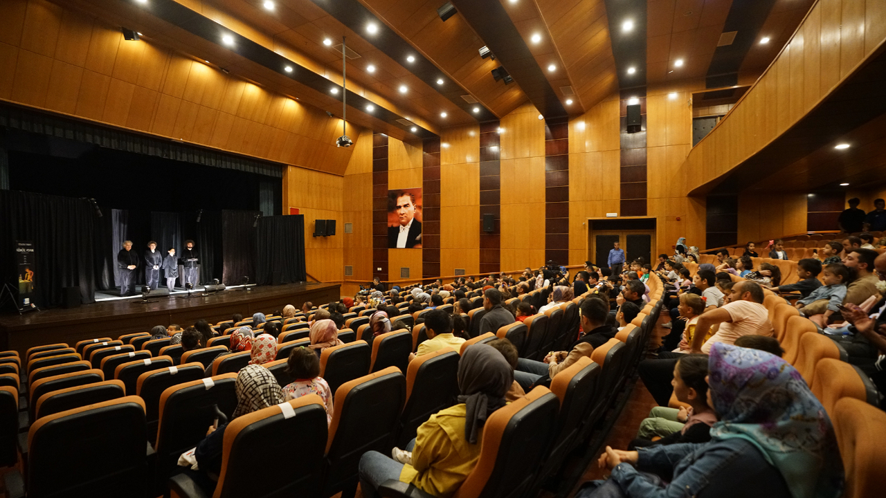 Çocuklar “Kömür Adam” Gösterisini Çok Sevdi