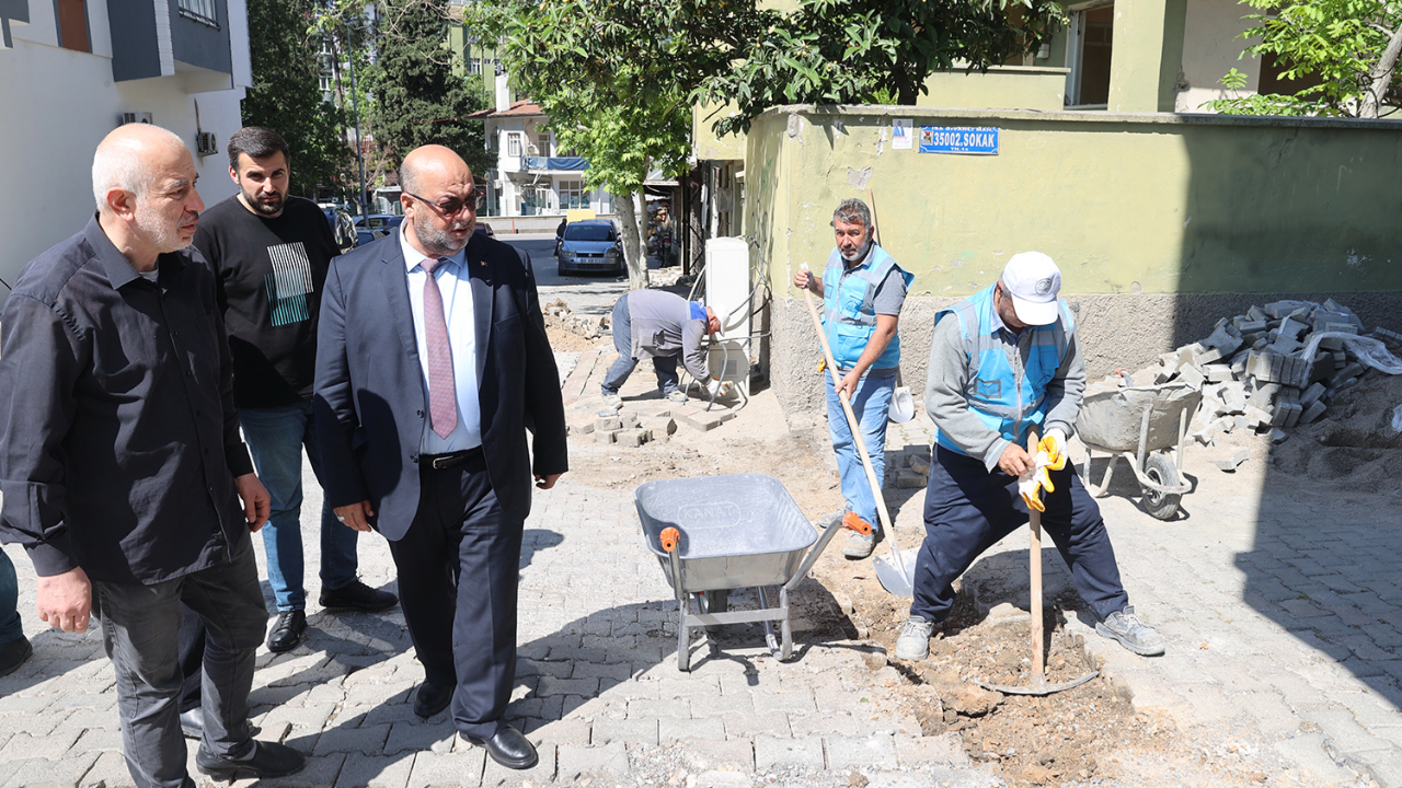 DULKADİROĞLU’NDA YIKIM ÇALIŞMALARINDA HASAR GÖREN KALDIRIMLAR YENİLENİYOR