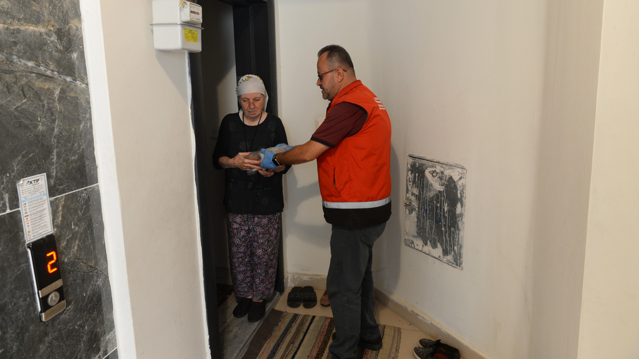 Evlerinde Yalnız Yaşayan Yaşlıların Yemekleri Büyükşehir’den