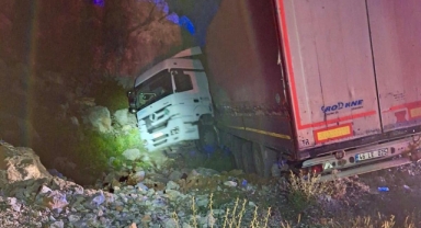 Göksun’da yoldan çıkan tır kayalıklara çarptı