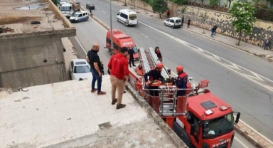 Kahramanmaraş’ta bina çatısına düşen çocuğu itfaiye ekipleri kurtardı
