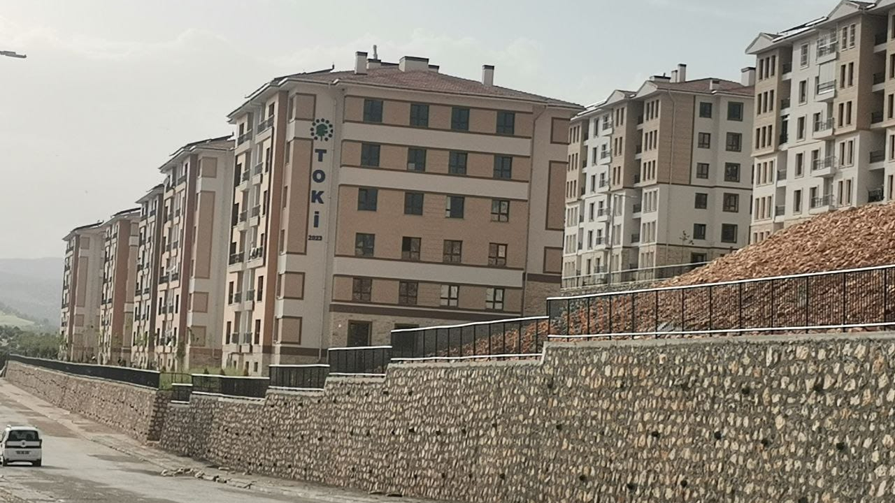 KAHRAMANMARAŞ'TA DEPREM SONRASI 15 BİN 980 KALICI KONUT TESLİM EDİLDİ