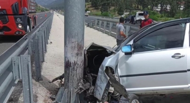 Kahramanmaraş’ta otomobil bariyerlere çarptı