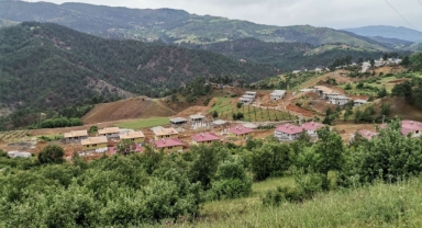 KAYA DÜŞMESİ NEDENİYLE TAŞINAN KÖYÜN DEPREM KONUTLARI HIZLA YÜKSELİYOR