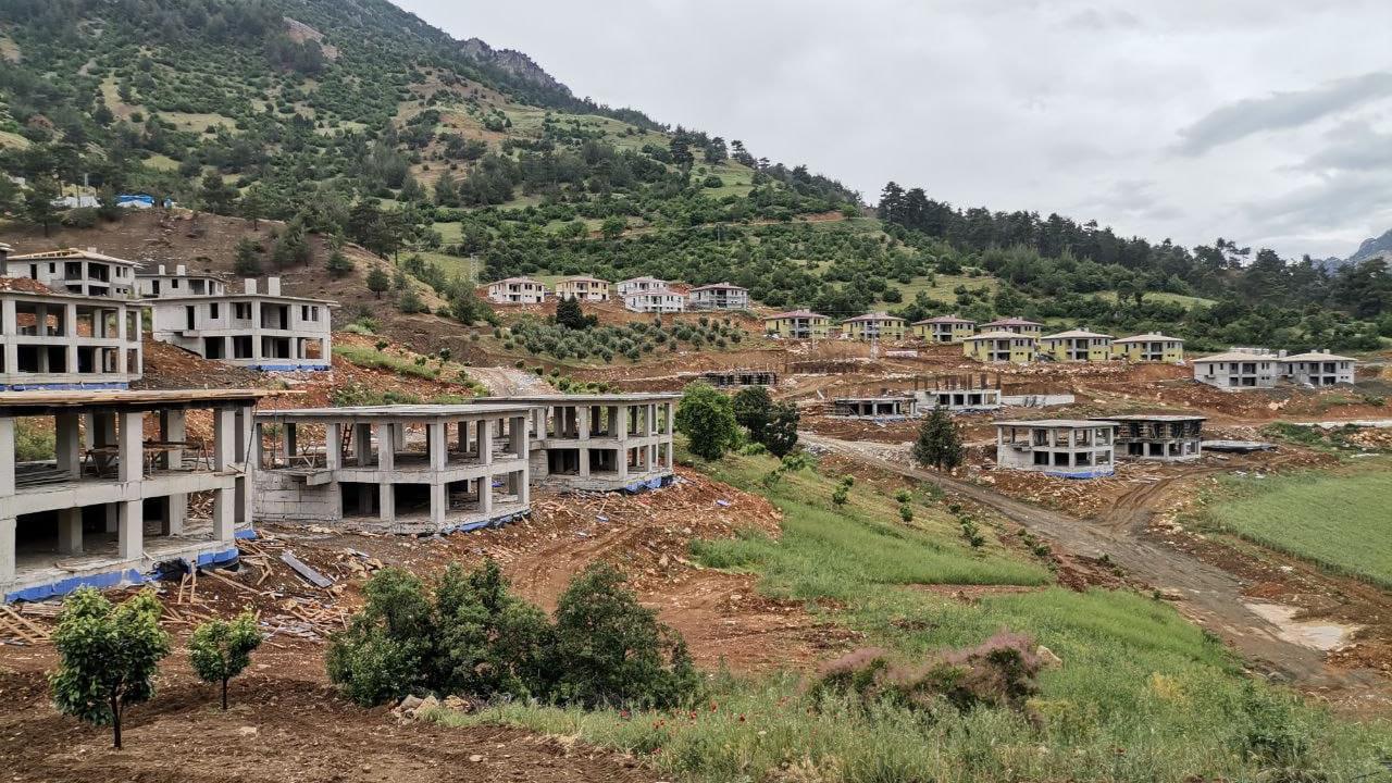 KAYA DÜŞMESİ NEDENİYLE TAŞINAN KÖYÜN DEPREM KONUTLARI HIZLA YÜKSELİYOR