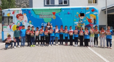 Mobil Çocuk Kütüphanesi, Minik Gönüllere Dokunmaya Devam Ediyor