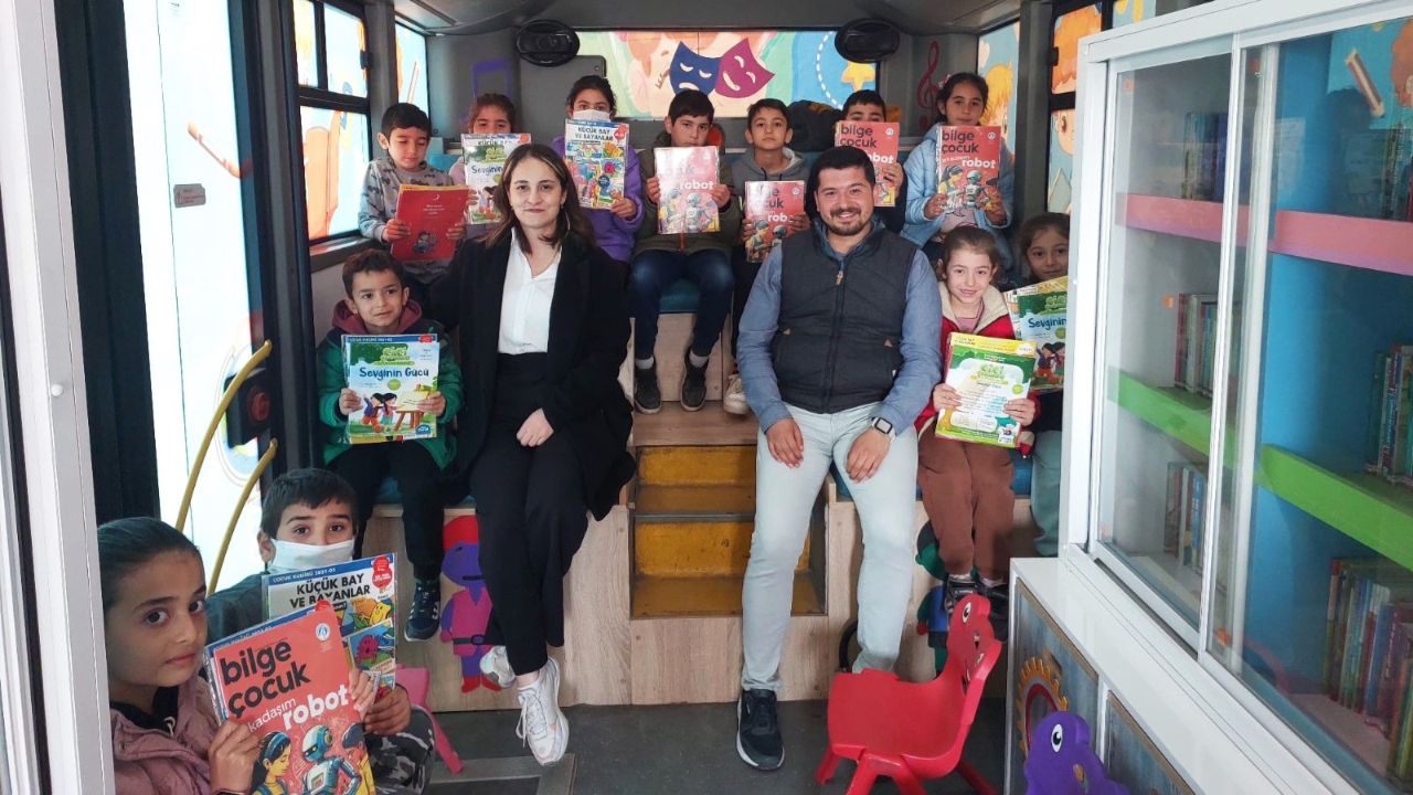 Mobil Çocuk Kütüphanesi, Minik Gönüllere Dokunmaya Devam Ediyor