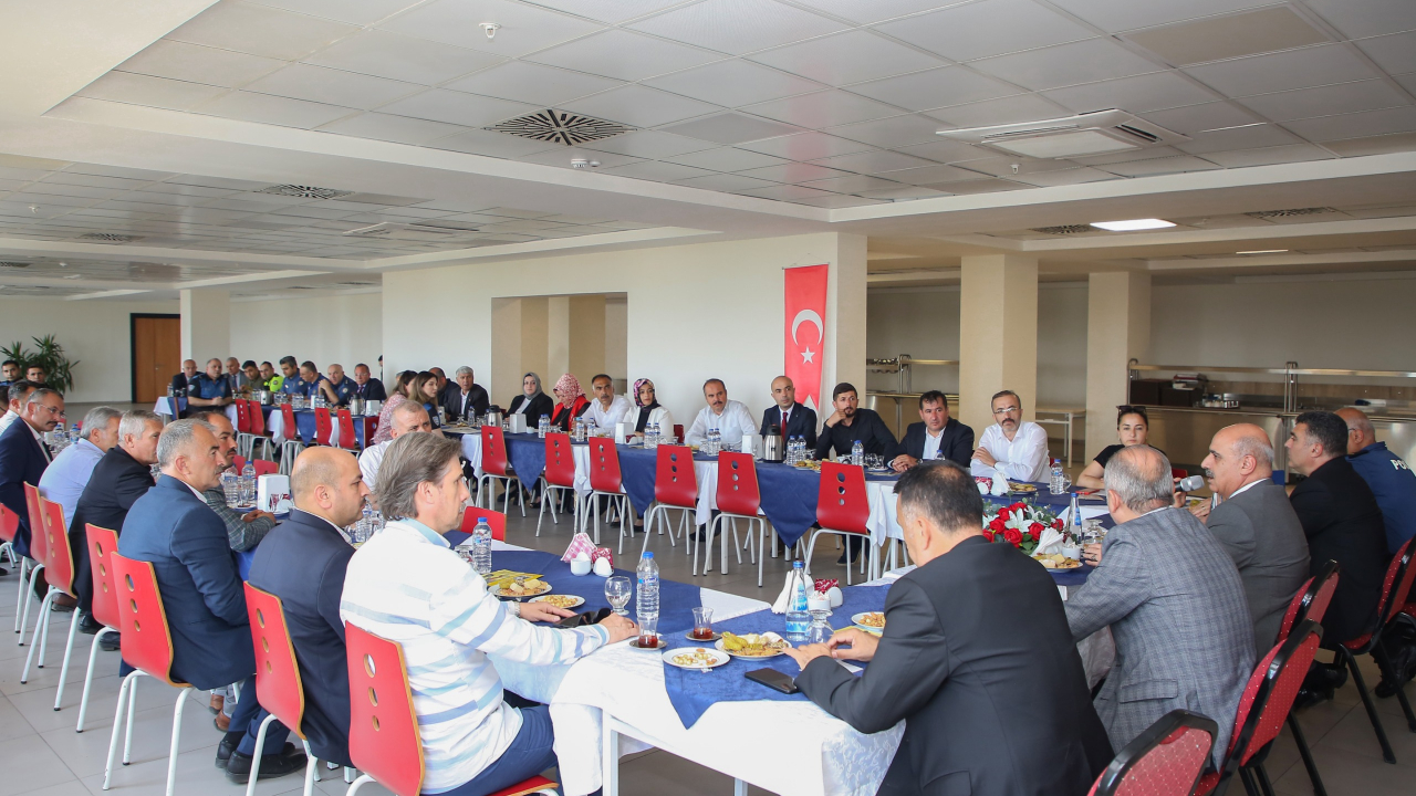 ONİKİŞUBAT İLÇESİ MAHALLE MUHTARLARI İLE SORUMLULUK ALANI HUZUR TOPLANTISI
