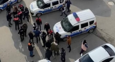 Siirt şehir merkezinde iki silahlı grup arasında çıkan çatışma, büyük bir tehlike yarattı.