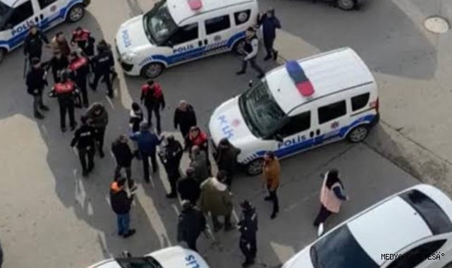 Siirt şehir merkezinde iki silahlı grup arasında çıkan çatışma, büyük bir tehlike yarattı.