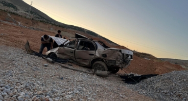 AFŞİN'DE TRAFİK KAZASI: OTOMOBİL TAKLA ATTI, SÜRÜCÜ VE YOLCU AĞIR YARALANDI
