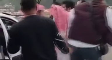 Ancak, bu yoğunluk arasında yaşanan bir kavga sosyal medyada dikkat çekti.
