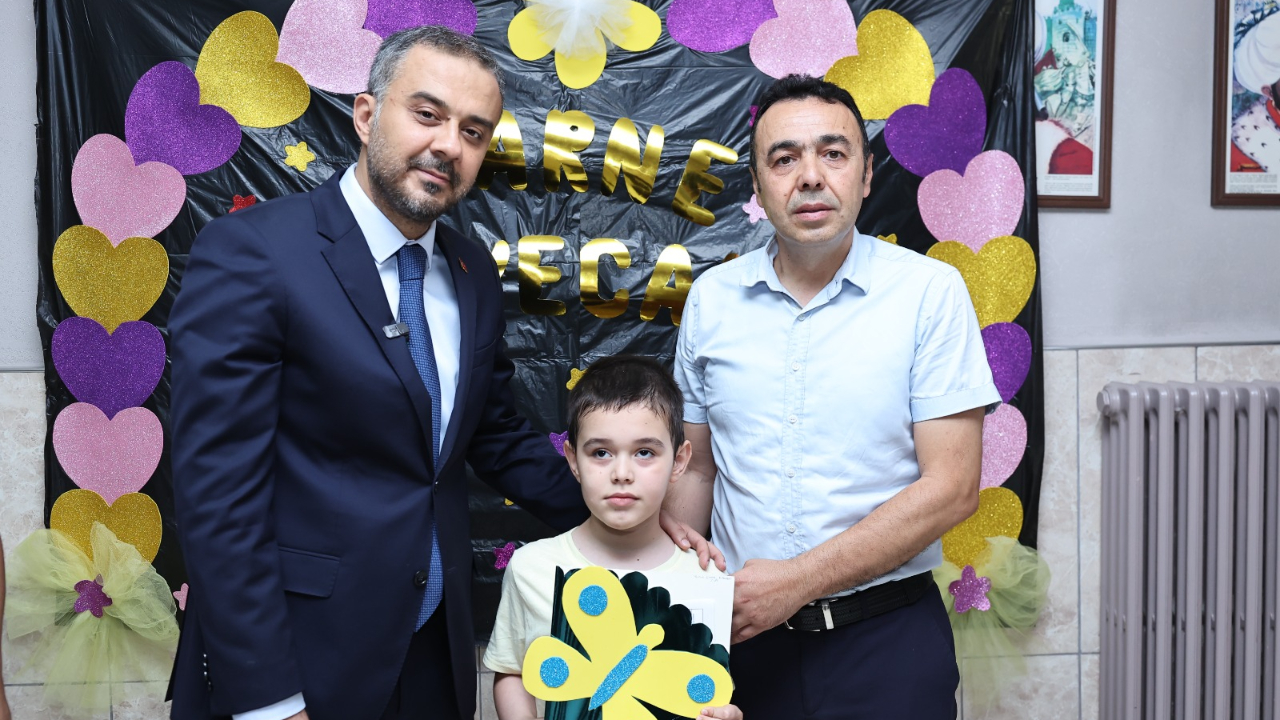 Başkan Toptaş, özel çocukların karne heyecanına ortak oldu
