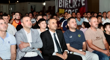 Başkan Toptaş, Türkiye-Çekya maçını vatandaşlarla izledi