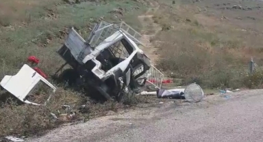 CEYHAN'DA TRAFİK KAZASI: 3 KİŞİ HAYATINI KAYBETTİ, 2 KİŞİ YARALANDI
