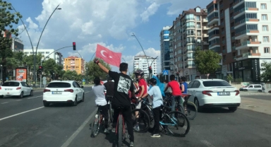 GAZZE İÇİN PEDAL ÇEVİREN GENÇLERDEN PROTESTO