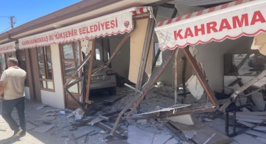 KAHRAMANMARAŞ'TA LASTİĞİ PATLAYAN OTOMOBİL 3 İŞYERİNE GİRDİ