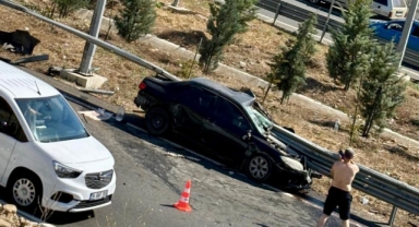 Kahramanmaraş’ta otomobil bariyere ok gibi saplandı: 4 yaralı
