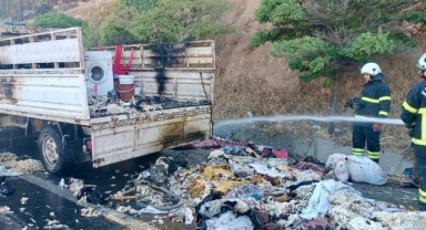 Kahramanmaraş’ta seyir halindeki kamyonet alev aldı