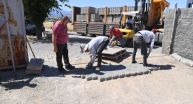Onikişubat Belediyesi’nin kırsaldaki kilit parke çalışmalarıyla yol standardı yükseliyor
