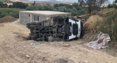 Afşin’de hafriyat kamyonu devrildi: 1 yaralı