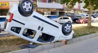Afşin ilçesinde trafik kazasında ters dönen hafif ticari araç içerisindeki 2 kişi yaralandı.