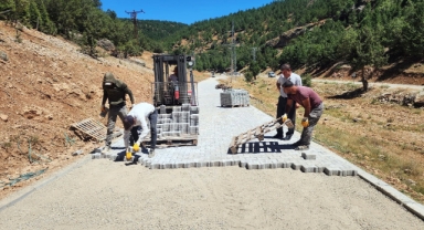 Büyükşehir Göksun’da Kırıkkuyu ve Kızıltaş Yollarını Yeniliyor