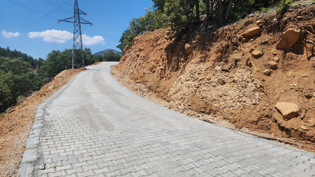 Büyükşehir Göksun’da Kırıkkuyu ve Kızıltaş Yollarını Yeniliyor