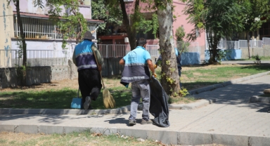 DULKADİROĞLU BELEDİYESİ'NDEN NAMIK KEMAL MAHALLESİ PARKLARINA ÖZEL TEMİZLİK ÇALIŞMASI
