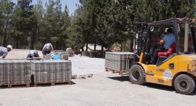 DULKADİROĞLU FEN İŞLERİ EKİPLERİNDEN ÇOKYAŞAR MAHALLESİNDE KİLİT PARKE ÇALIŞMASI