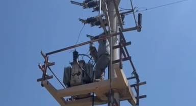 Elbistan’da vinç operatörüyle kavga eden tamirci elektrik direğinde mahsur kaldı