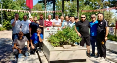 KAHRAMAN ŞEHİT ÖMER HALİSDEMİR'İN KABRİ ZİYARET EDİLDİ