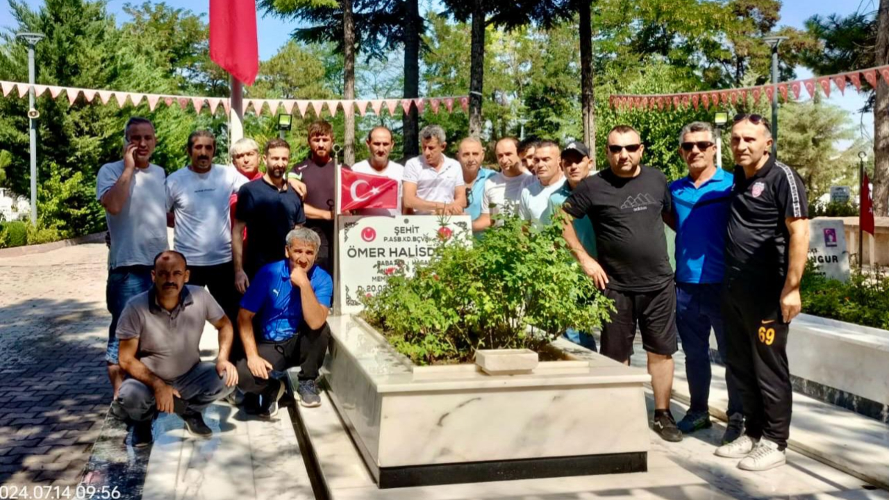 KAHRAMAN ŞEHİT ÖMER HALİSDEMİR'İN KABRİ ZİYARET EDİLDİ