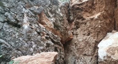 Kahramanmaraş'ta Dağdan Düşen Dev Kayalar Mağaranın Ağzını Kapattı