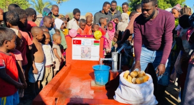 ONİKİŞUBAT MUHTARLAR DERNEĞİ MADAGASKAR'DA SU KUYUSU AÇTIRDI