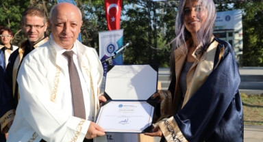 İSTİKLAL ÜNİVERSİTESİ KADROLARINA ATANAN 73 AKADEMİSYEN İÇİN BİNİŞ TAKDİM TÖRENİ DÜZENLENDİ