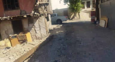 KAYABAŞI MAHALLESİ'NDE PARKE TADİLAT ÇALIŞMALARI TÜM HIZIYLA DEVAM EDİYOR