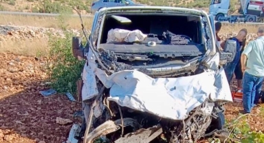 Pazarcık’ta hafif ticari araç tarlaya uçtu: 2 yaralı