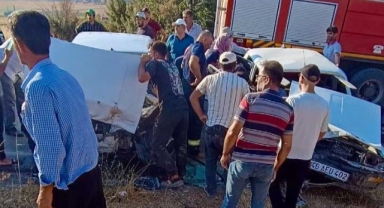 Pazarcık’ta iki otomobil kafa kafaya çarpıştı: 3 yaralı