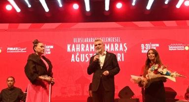 Zafer Bayramı’nda Azerin Söyledi, KAFUM Kırmızı Beyaza Büründü