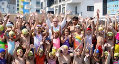 Alanında Uzman Eğitmenlerle Kulaç Attılar, Yüzlerce Öğrenci Yüzmeyi Öğrendi