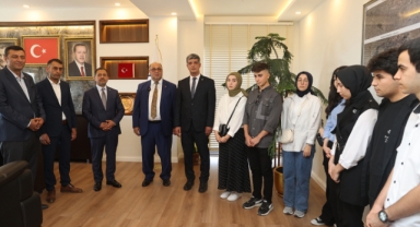 BAŞKAN AKPINAR’DAN BAŞARILI ÖĞRENCİLERE ÖDÜL