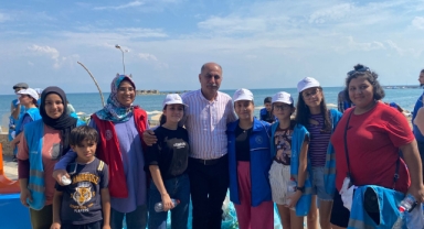 Başkan Erdinç Altıok, gönüllü gençlerle birlikte çöp topladı
