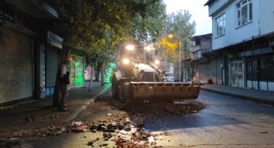 Büyükşehir, Yağış Sonrası Gece Boyunca Sahada Çalışmalarını Sürdürdü
