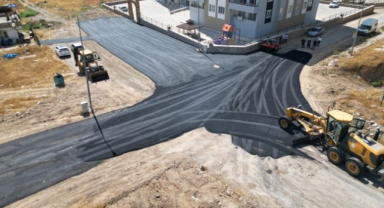 DULKADİROĞLU BELEDİYESİ ULAŞIM ALTYAPISINI GÜÇLENDİRİYOR: ASFALT ÇALIŞMALARI ARALIKSIZ SÜRÜYOR